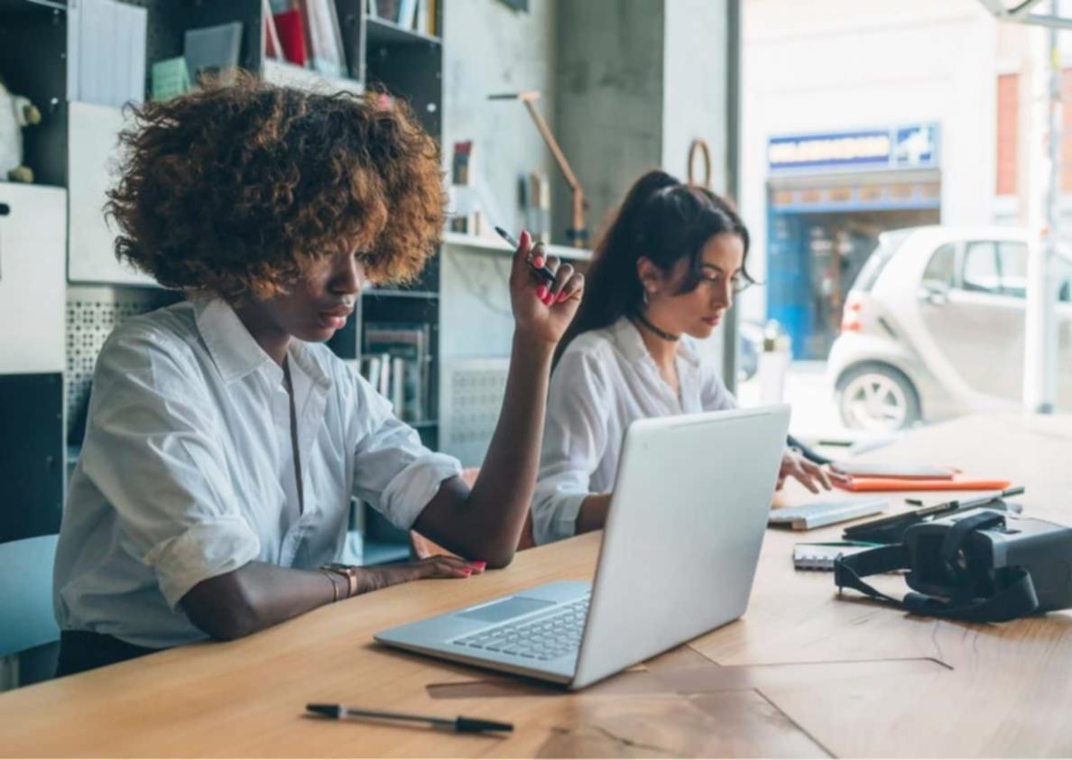 Professionista che sviluppa competenze attraverso il nostro programma di formazione